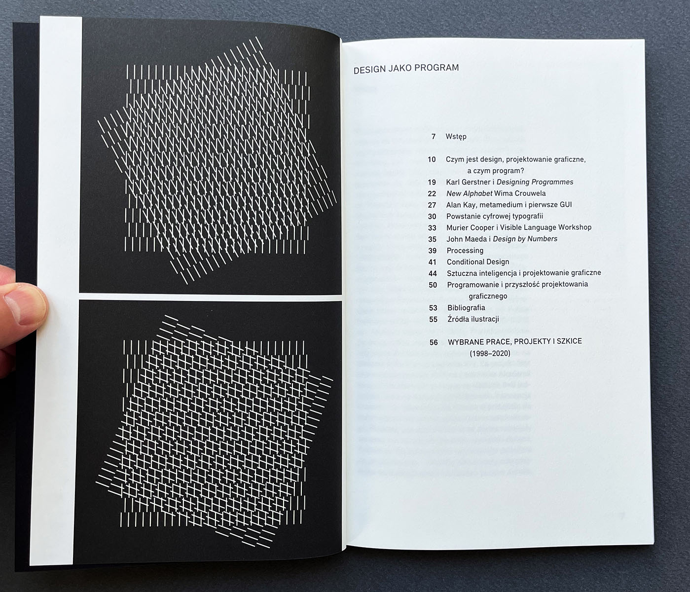 Otwarta książka na stronie ze spisem treści