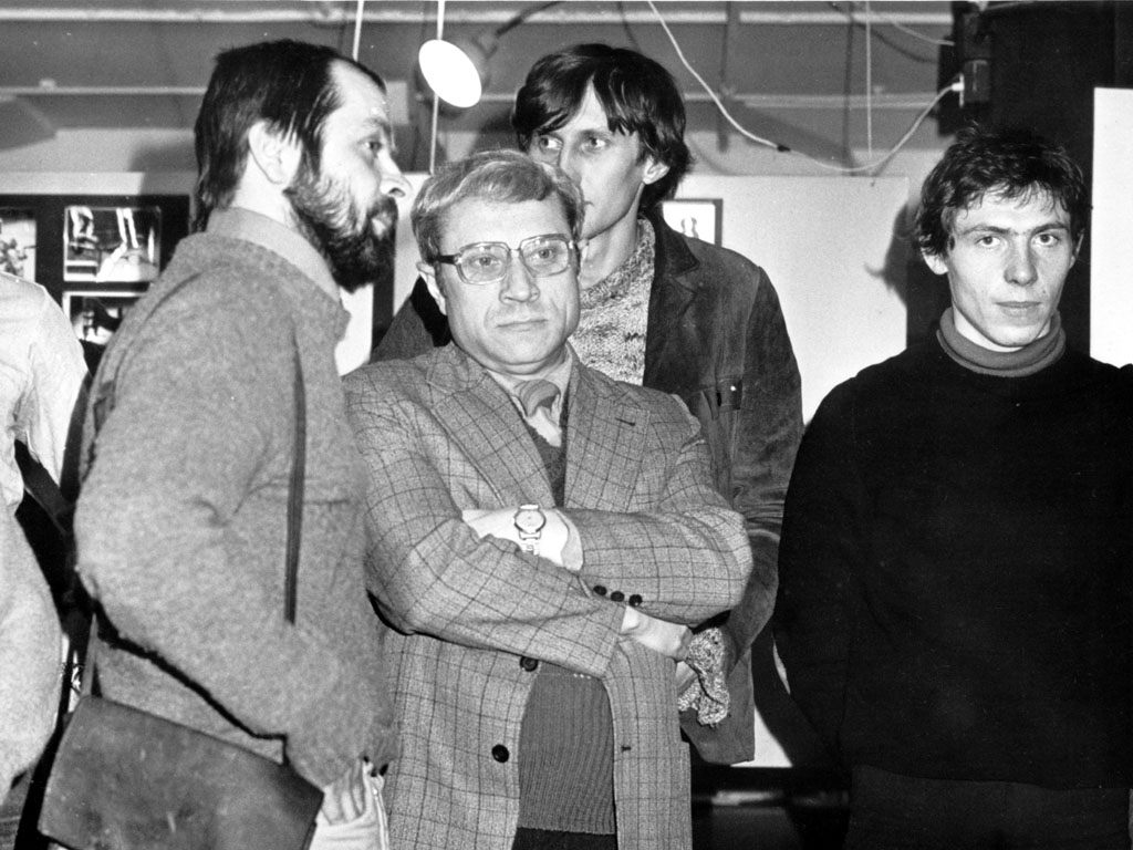 luty 1980. Wystawa prac studentów WW w klubie Politechniki Warszawskiej "Pudło", ul. Narbutta 86. Cezary Nawrot, po lewej Wojtek Brzeziński, z tyłu Andrzej Kuczyński, z prawej ? fot. Elżbieta Parzyńska