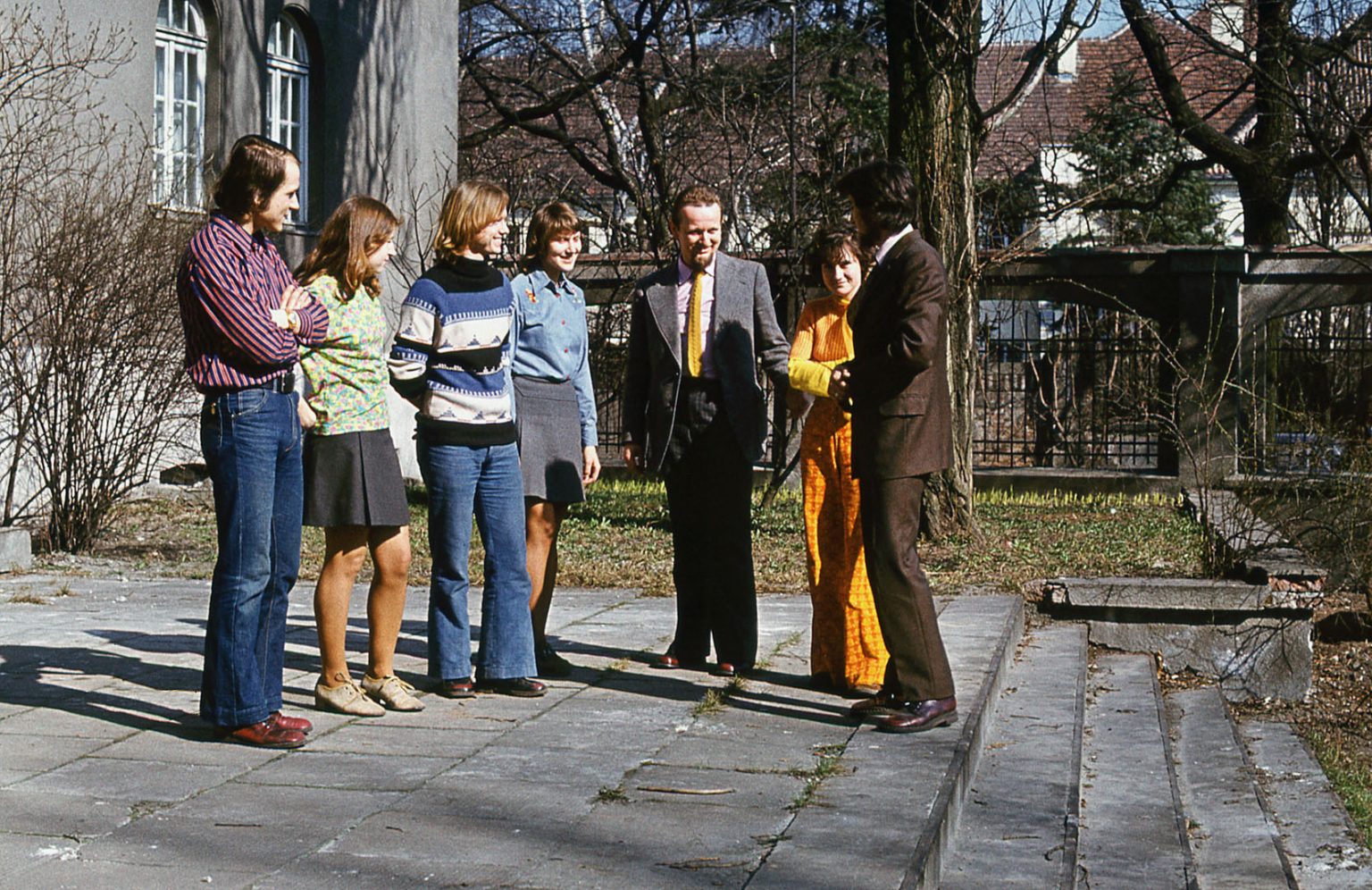 1974, koniec marca. Andrzej Jan Wróblewski z dyplomantami (m. in. Hanna Orlińska, Stanisław Kozłowski) autor zdjęcia nieznany