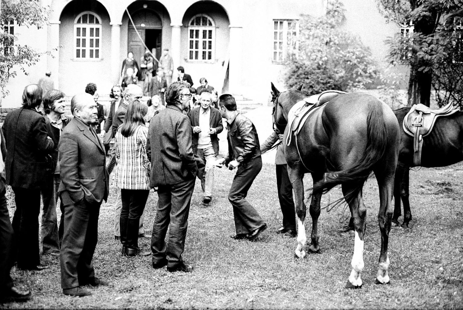 czerwiec 1974. Obrona dyplomu: Barbara Rzepa: Siodło Barbara Rzepa (4 od lewej, tyłem), obok Bohdan Urbanowicz (bodajże ówczesny dziekan) autor zdjęcia nieznany