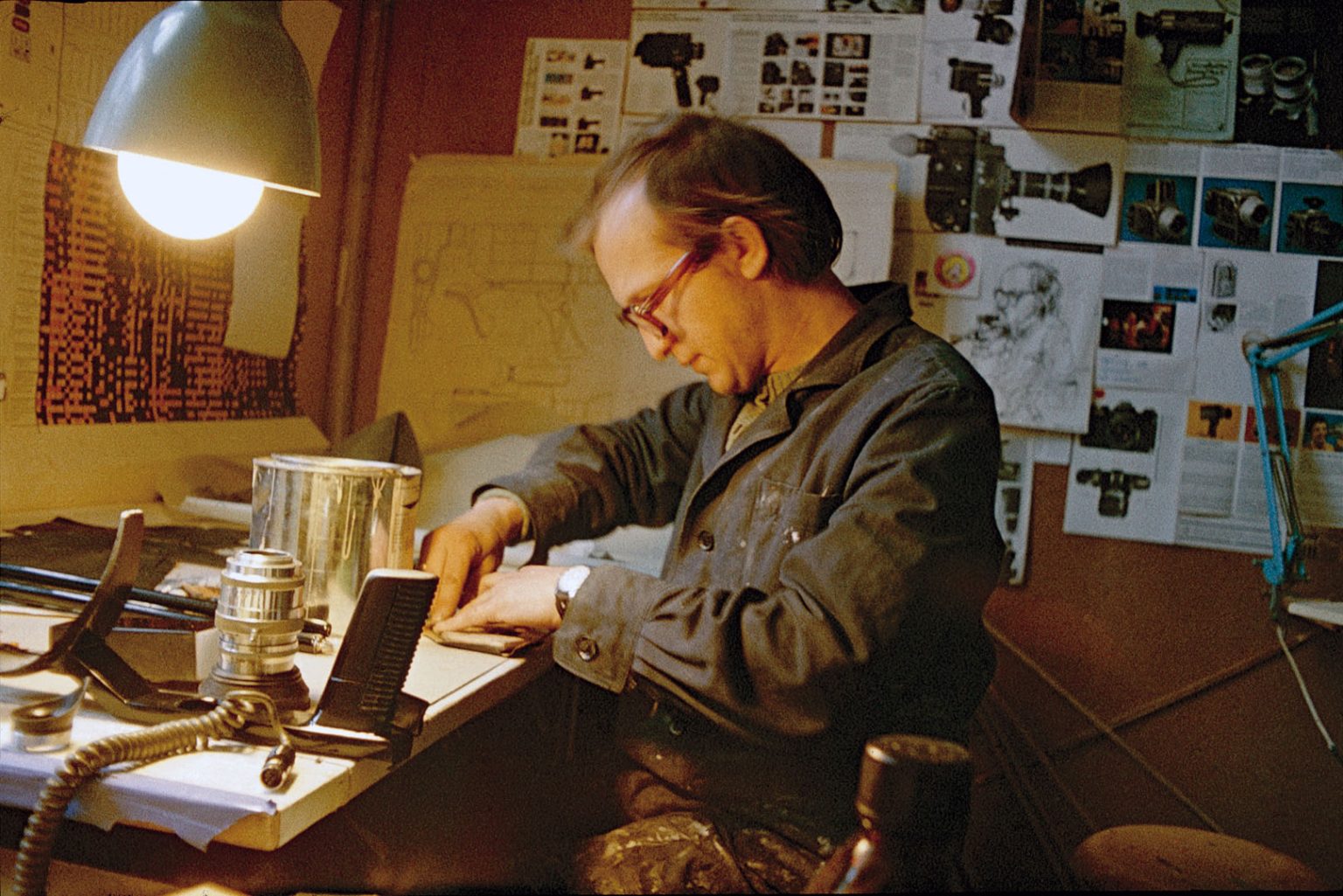 1975 Krzysztof Kośmider pracuje nad modelem pracy dyplomowej (Ręczna kamera telewizyjna, promotor Andrzej J. Wróblewski) autor zdjęcia nieznany