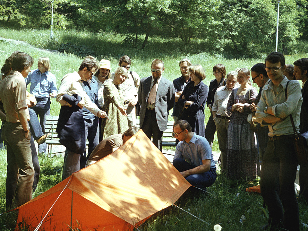 1978. Prezentacja pracy dyplomowej Małgorzaty Marek (Namiot jednoosobowy, promotor Andrzej J. Wróblewski) Na zdjęciu w centrum Andrzej J. Wróblewski, trochę z tyłu za AJR Mariusz Stanowski; przy namiocie kuca (w okularach) Paweł Balcerzak, czwarty od prawej Cezary Nawrot autor zdjęcia nieznany