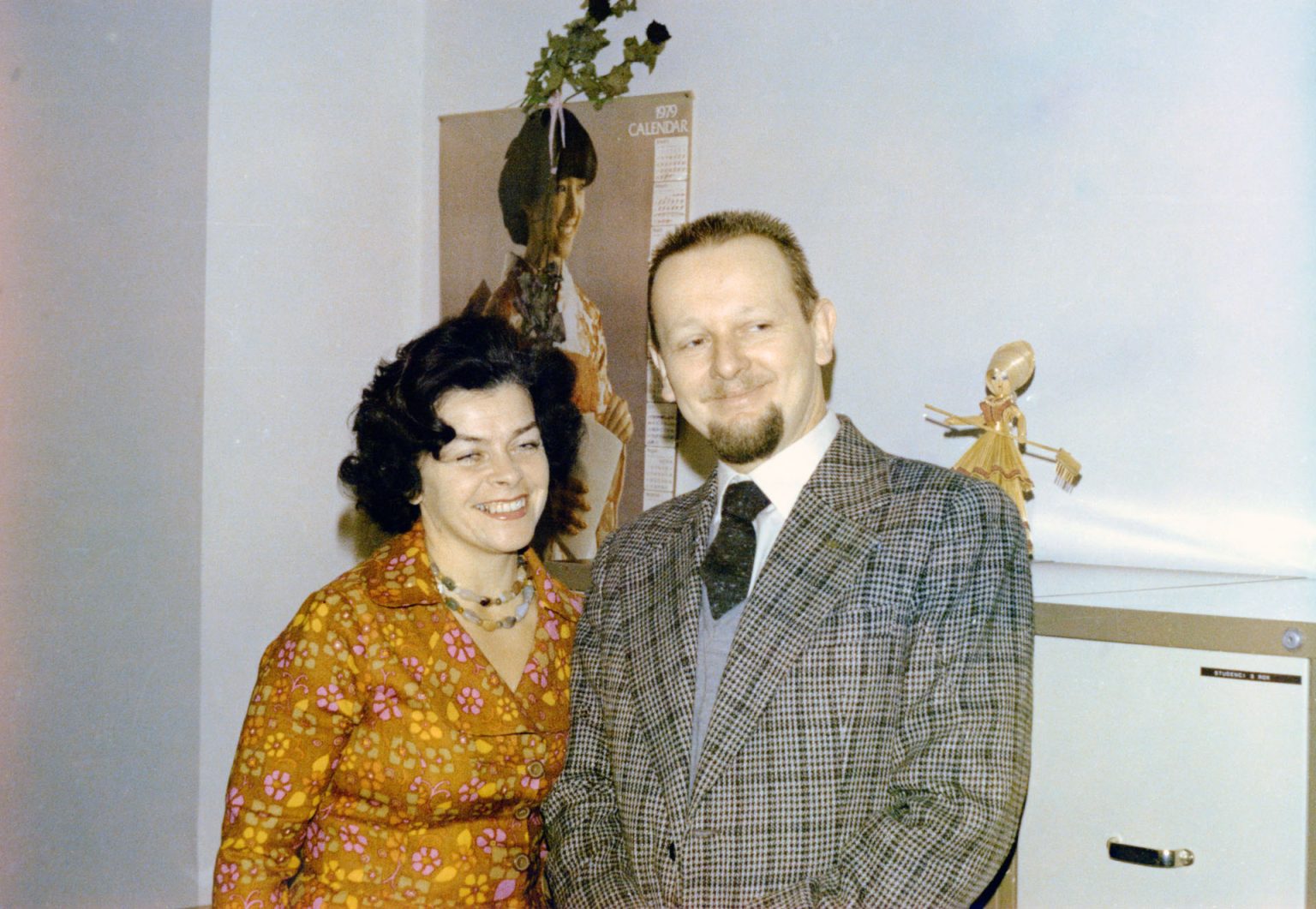 1979. Dziekanat Wydziału Wzornictwa Przemysłowego. Dziekan A.J. Wróblewski i Halina Lipińska, kierowniczka dziekanatu. Autor zdjęcia nieznany; być może Elżbieta Parzyńska