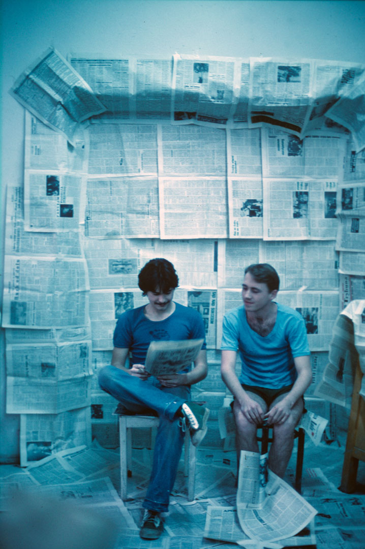 1980, semestr zimowy. Pracownia Grzegorza Kowalskiego. Grzegorz Niwiński, Michał Stefanowski. Wyzwolenie pozaracjonalnych dyspozycji poznawczych. Dokumentacja akcji autor zdjęcia nieznany (dokumentacja pracowni Grzegorza Kowalskiego, zdjęcia mógł robić Wiktor Gutt)