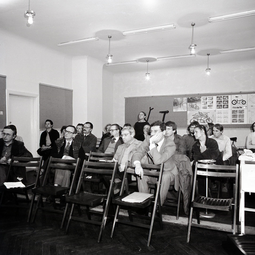 wrzesień 1980. Obrony dyplomów. Siedzą od lewej: Wojciech Wybieralski, Lech Tomaszewski, Cezary Nawrot, Bogusław Woźniak w głębi przy drzwiach Rafał Kwinto, za Lechem Tomaszewskim – Halina Lipińska, Roman Duszek, Bartłomiej Pniewski; obok Romana Ruszka Andrzej J. Wróblewski. Stoi (koniec sali) Jolanta Szymańska). Od prawej - w jasnym swetrze Michał Stefanowski, okno (w okularach) Włodek Pytkowski, fot. Elżbieta Parzyńska