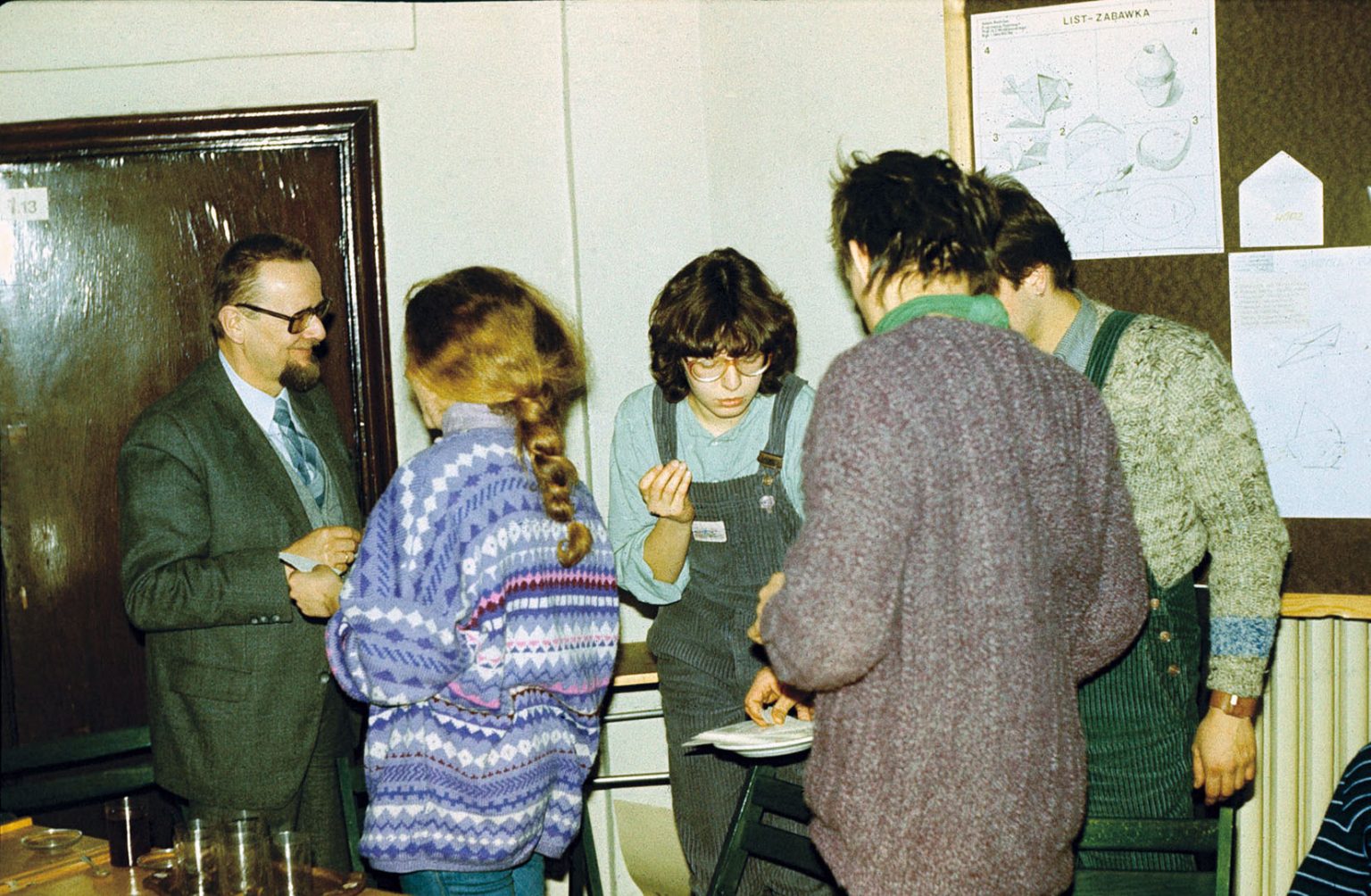 1985. Spotkanie wigilijne (połączone z oddaniem tematu: Ozdoba choinkowa) na pierwszym roku Od lewej Andrzej J. Wróblewski, tyłem Sylwia Sikora, Magda Jasny, ?, Stanisław Charaziak (w sztruksowych spodniach), fot. Elżbieta Durka