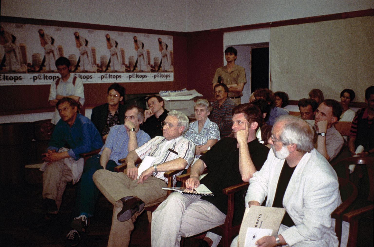 1993. Obrony dyplomów. Pierwszy rząd od lewej: Marek Stańczyk, Jerzy Szaniawski, Cezary Nawrot, Jerzy Porębski, Grzegorz Strzelewicz Drugi rząd: Piotr Kann, Jacek Surawski, Danuta Miller, ktoś, Michał Stefanowski Za Danutą Miller - Marek Sarełło, autor fot. nieznany