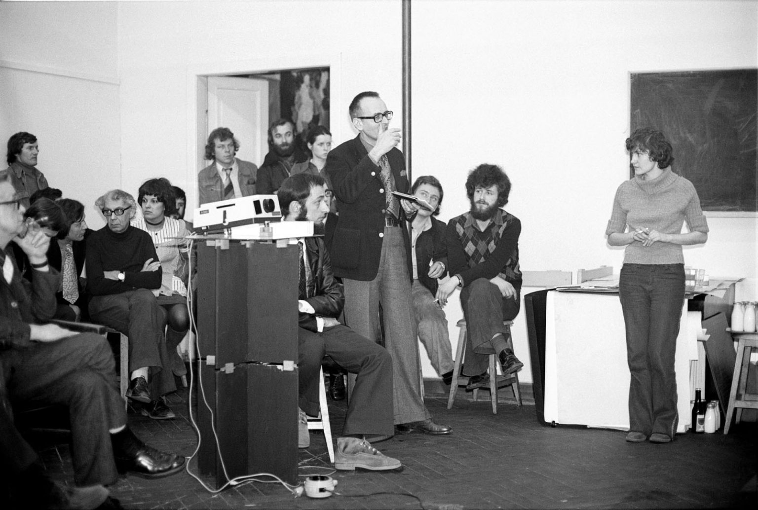 marzec 1974. Obrony prac dyplomowych. Stoi (w środku) Lech Tomaszewski; tuż przy rzutniku siedzi Stanisław Kozłowski. Pierwsza po prawej dyplomantka - chyba Elżbieta Stępniewska (praca: Kombajn kuchenny; nie zachowała się dokumentacja, ale tylko ona pasuje...) autor zdjęcia nieznany (być może była to Maria Niezabitowska)