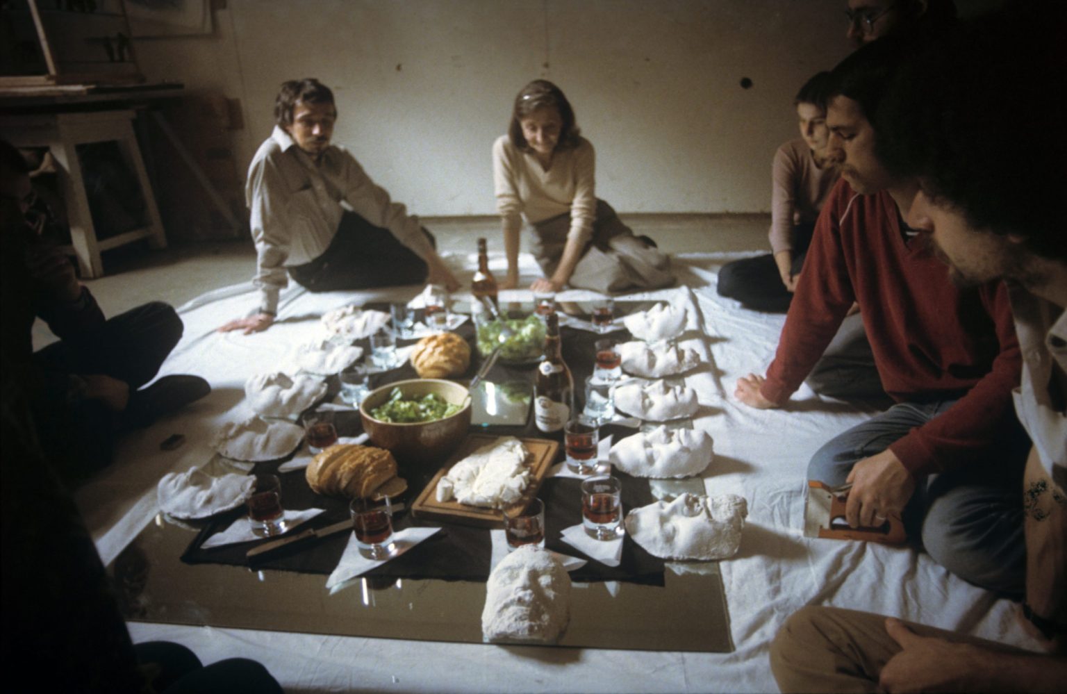 1983. Pracownia Grzegorza Kowalskiego. Praca zbiorowa: Obszar własny i wspólny. Dokumentacja procesu przekształceń na stole dokonanych przez studentów i pedagogów W głębi: Grzegorz Kowalski, Jadwiga Jarnuszkiewiczowa, autor zdjęcia nieznany (prawdopodobnie Wiktor Gutt)