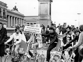 1979. Pochód pierwszomajowy (na zdjęciu m.in. Andrzej Kuczyński, pierwszy z lewej, obcięty) Jola Modzelewska (obecnie Niwińska, żona Grzegorza; uśmiechnięta dziewczyna z prawej) Konrad Majkowski; okularnik, zaraz za Jolą. Autor zdjęcia: Elżbieta Parzyńska