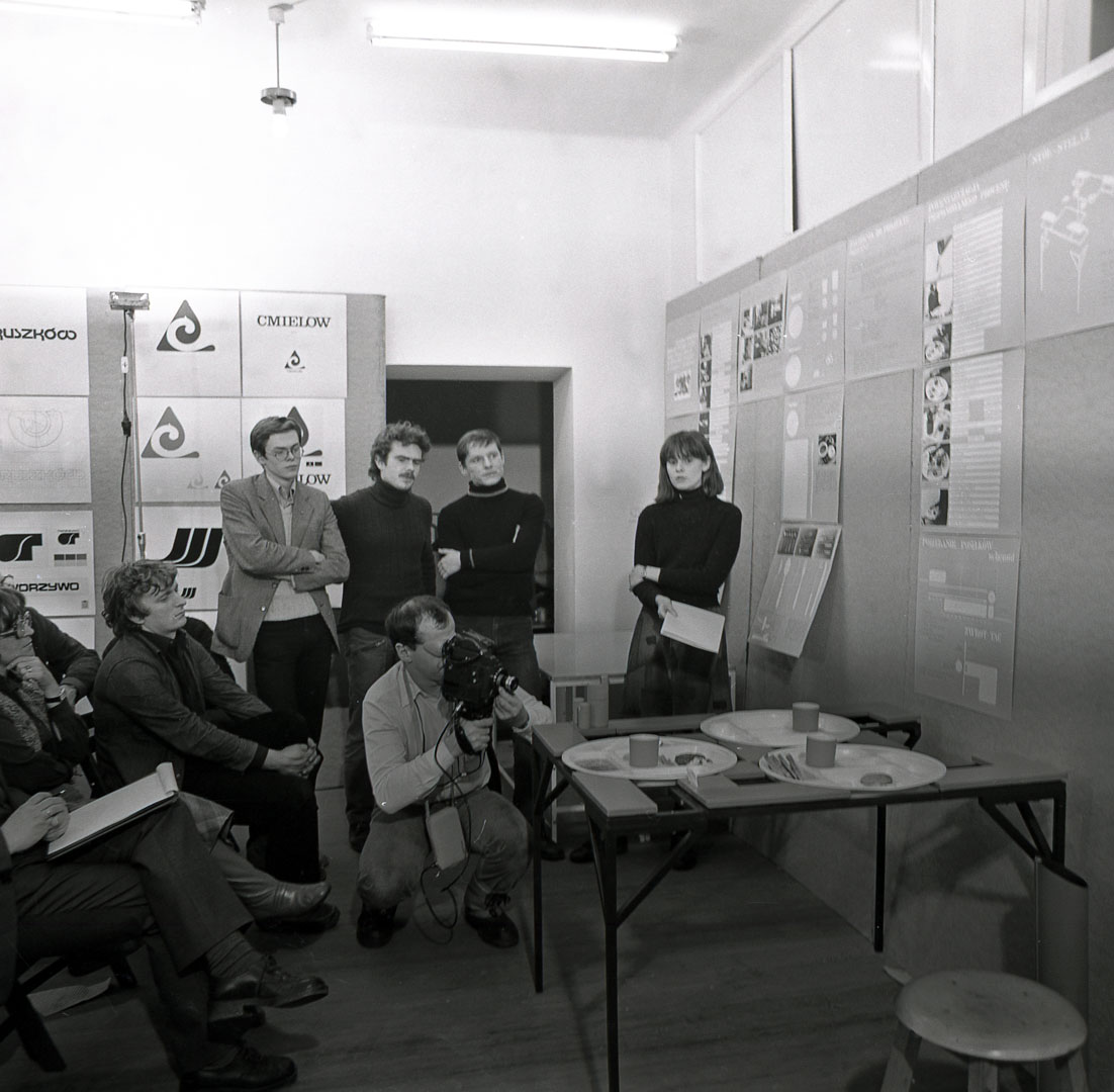 1980. Przeglądy zimowe, stoją od lewej: Anna Wróblewska, Piotr Kierzkowski, Andrzej Suda?, Jacek Surawski z kamerą Krzysztof Kośmider (chyba). Siedzą: Elżbieta Szańkowska, Roman Izdebski, fot. Elżbieta Parzyńska