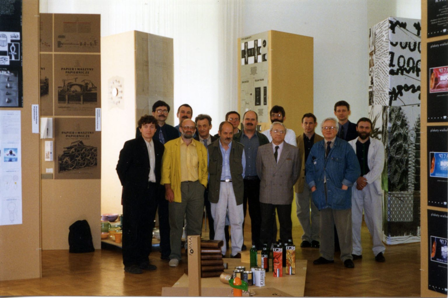 1997, czerwiec. Wystawa z okazji XX-lecia WWP, Aula ASP. Pierwszy rząd od lewej: Roman Izdebski, Łukasz Korolkiewicz, Wojciech Brzeziński, Cezary Nawrot, Wojciech Wybieralski. Drugi rząd: Tomasz Januszewski, Jerzy Wojtasik, Jacek Sempoliński, Jacek Surawski, Andrzej Bieńkowski, Konrad Majkowski, Włodzimierz Pawlak, Wojciech Małolepszy i prawdopodobnie Józef Tomczyk), fot. chyba Jerzy Szaniawski