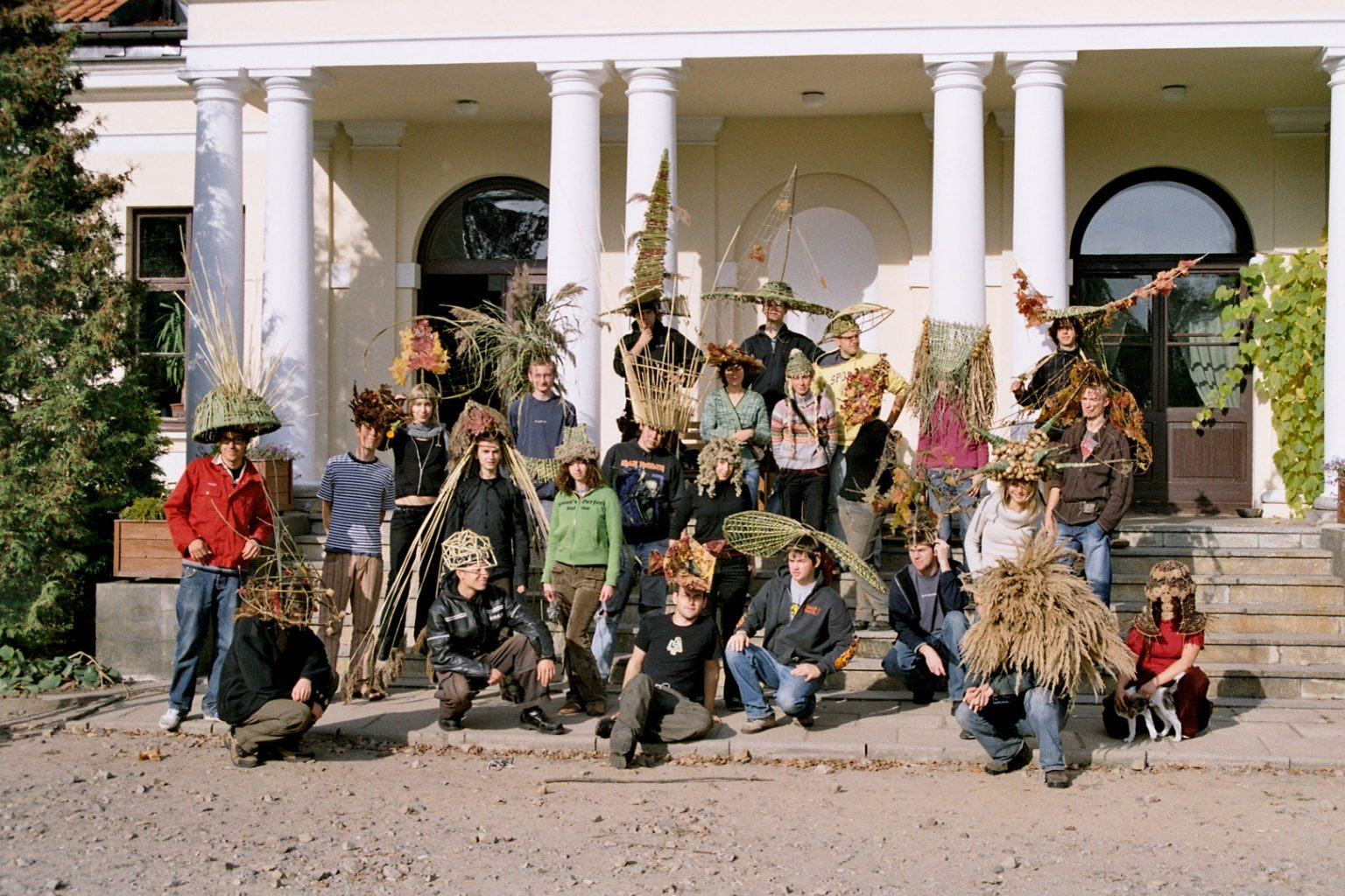 2005. Plener w Dłużewie, temat: Nakrycie głowy. Z tyłu, w żółtej bluzie Janek Buczek, fot. Konrad Majkowski