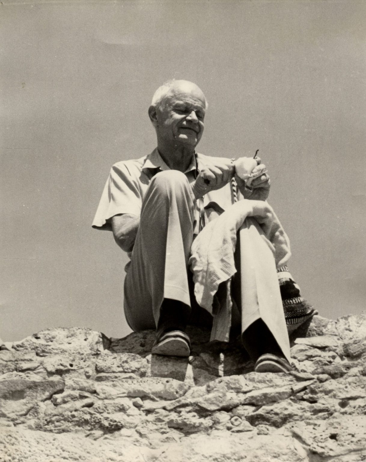 Jerzy Sołtan – nie wiadomo kto i kiedy zrobił zdjęcie. Muzeum ASP w publikacji "Powinność i bunt" datuje je na lata 50., ale możliwe że jest dekadę późniejsze