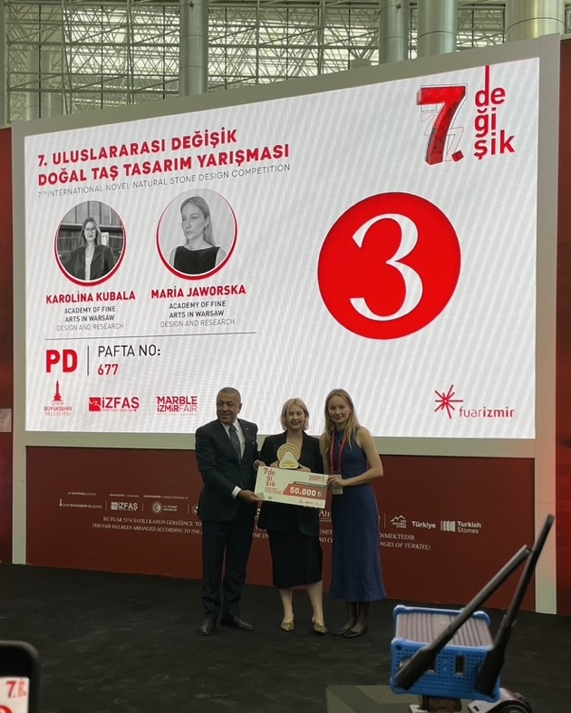 Maria Jaworska i Karolina Kubala w trakcie wręczania nagród na targach Izmir Marble Fair