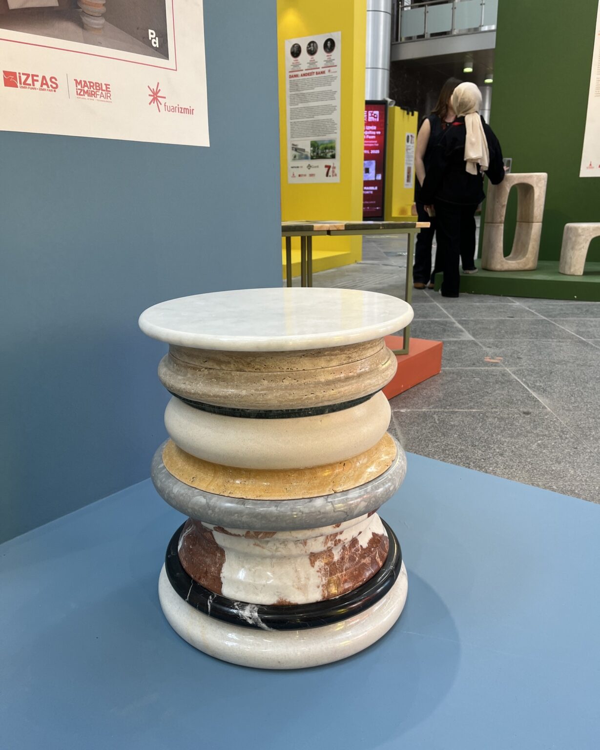 marmurowy stolik nocny w przestrzeni targowej