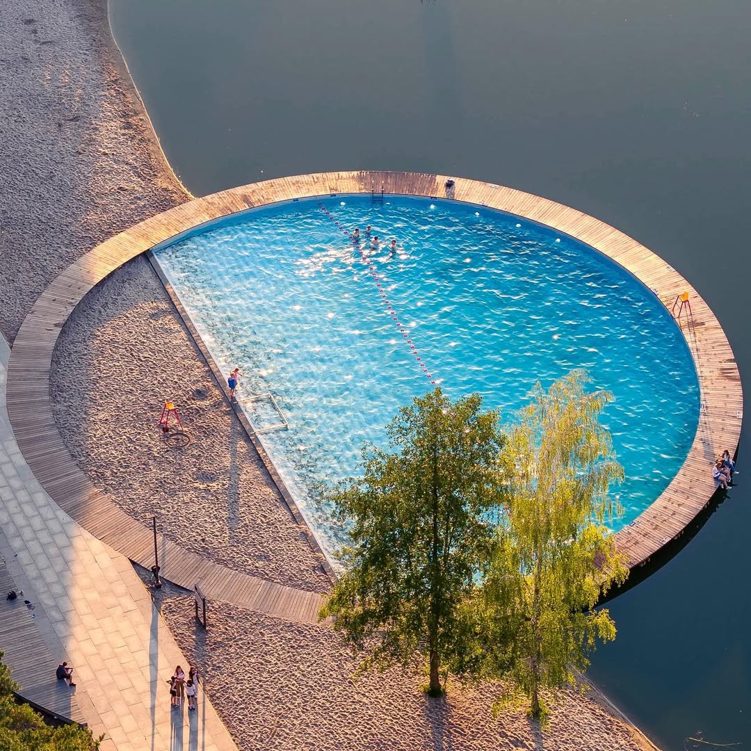 Zdjęcie przedstawiające pomosty na jeziorze Słupeckim autorstwa Pawła Grobelnego