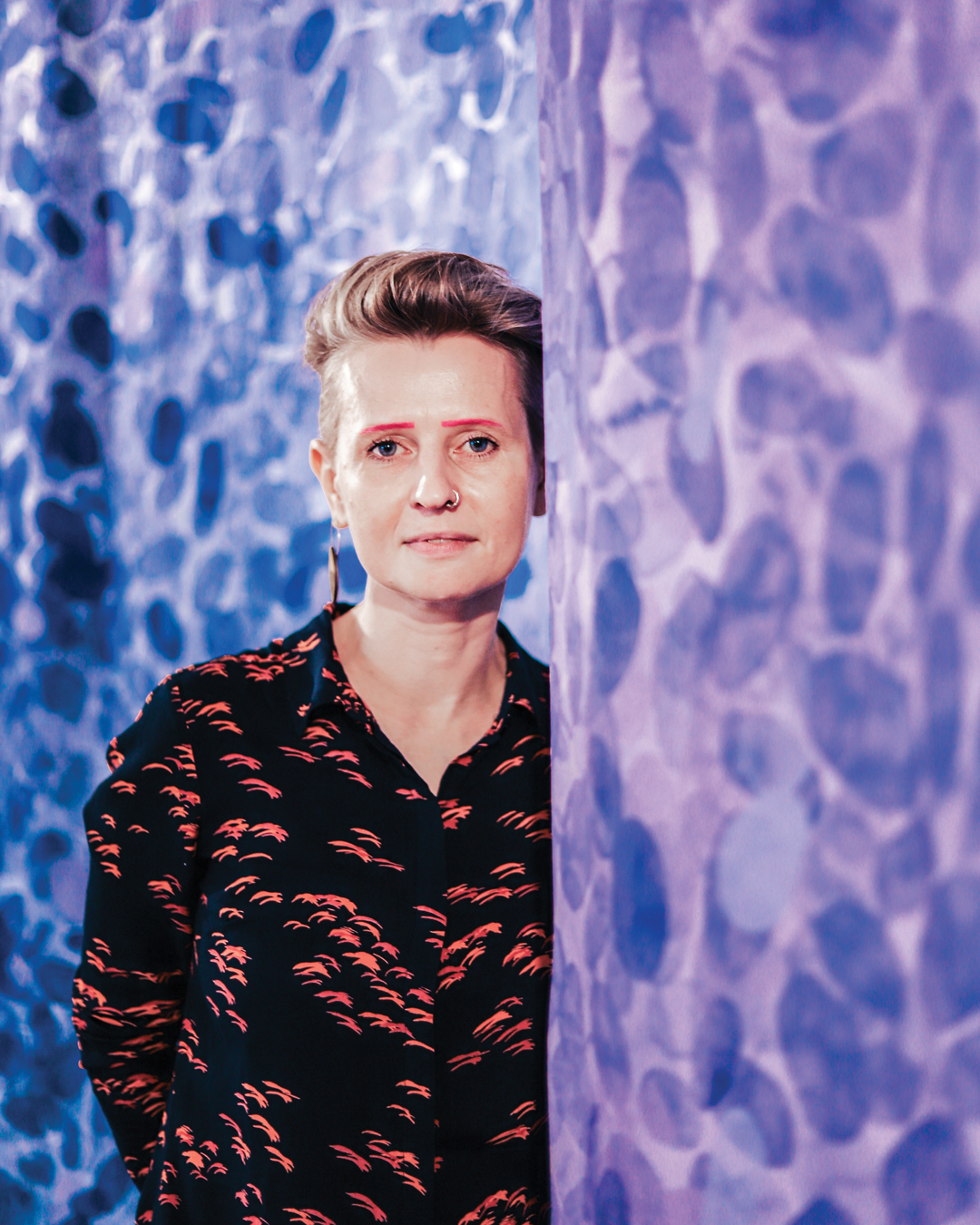 Portret Agnieszki Brwi Stanasiuk z jej pracą "Nie tonę"