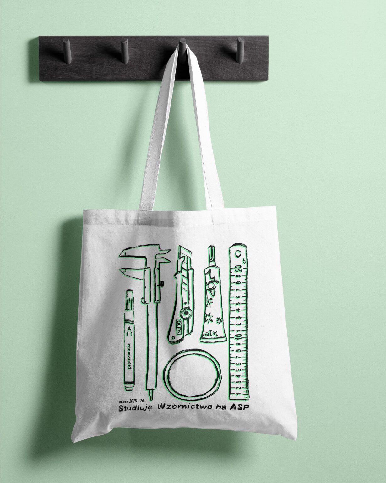Torba wydziałowa dla naboru 2025/2026 z napisem: Studiuję Wzornictwo. Autor projektu nadruku: Aleksandra Machalewska