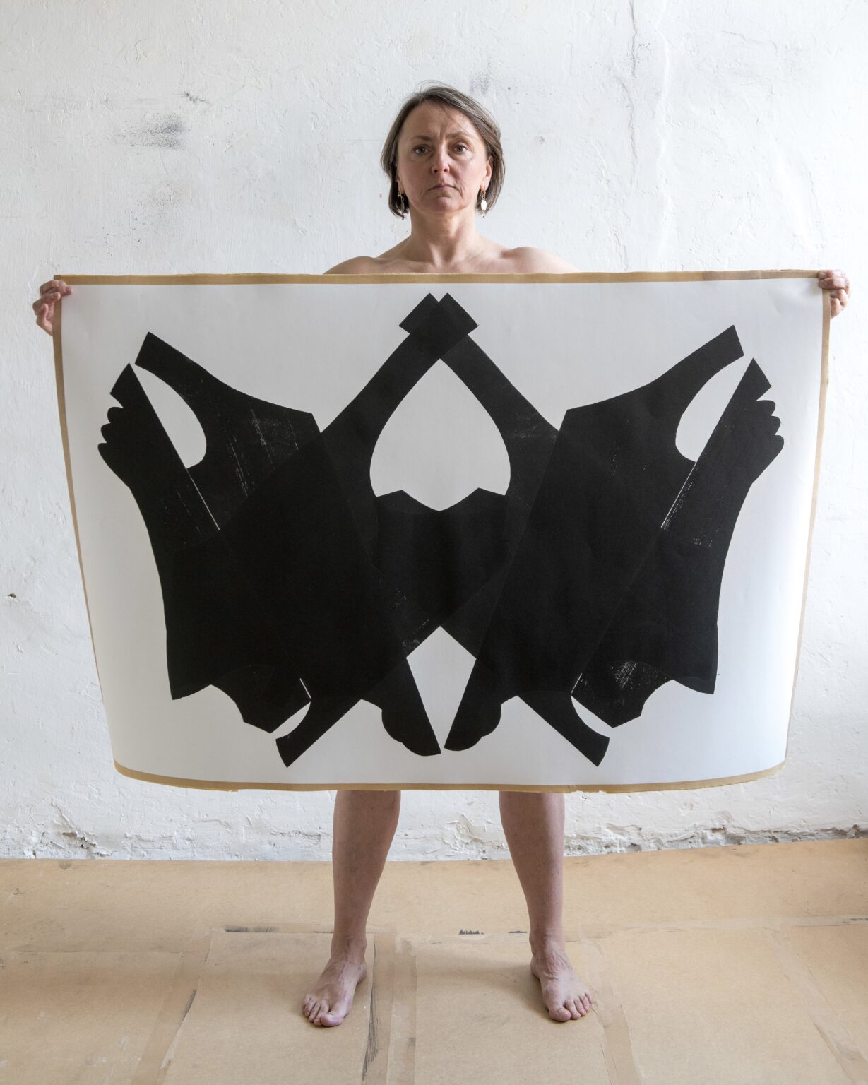 Zdjęcie autorstwa Agnieszki Rożnowskiej przedstawiające artystkę i zatytułowane „Corps ferme, corps ouvert"