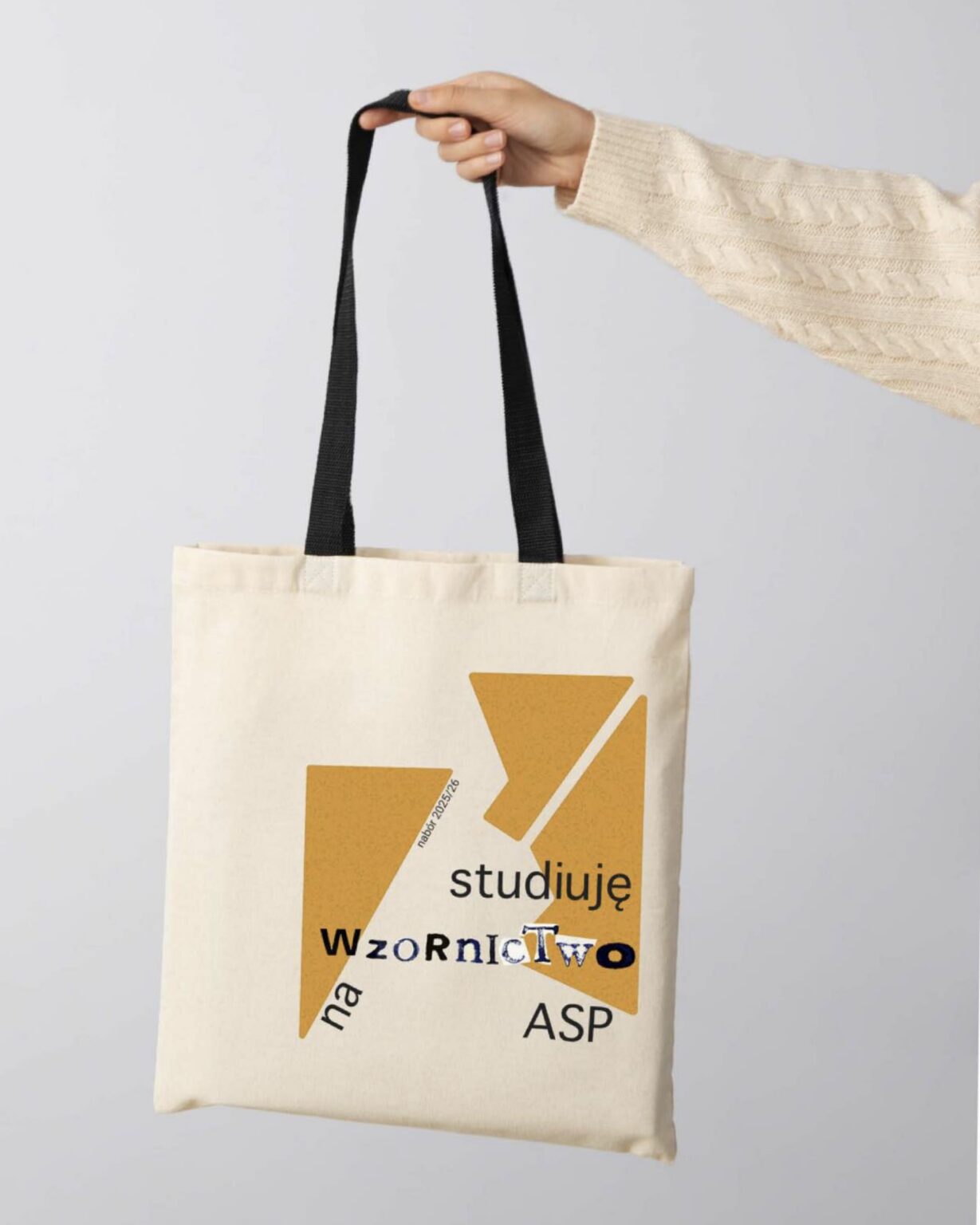 Torba wydziałowa dla naboru 2025/2026 z napisem: Studiuję Wzornictwo. Autor projektu nadruku: Julia Grzegorowska