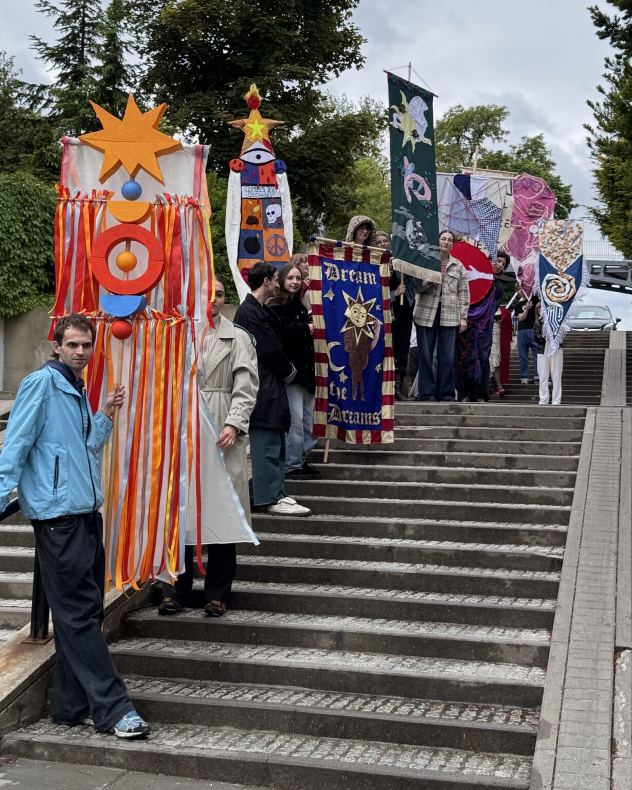 Marsz studentek i studentów ze sztandarami