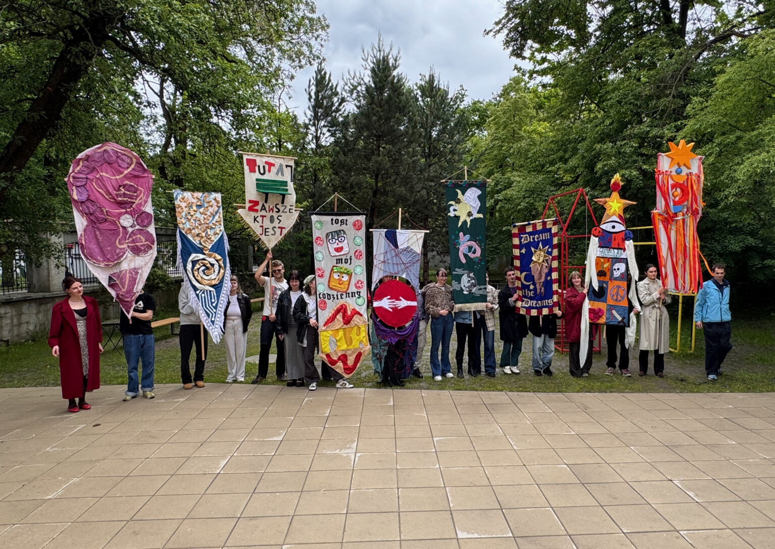 Marsz studentek i studentów ze sztandarami