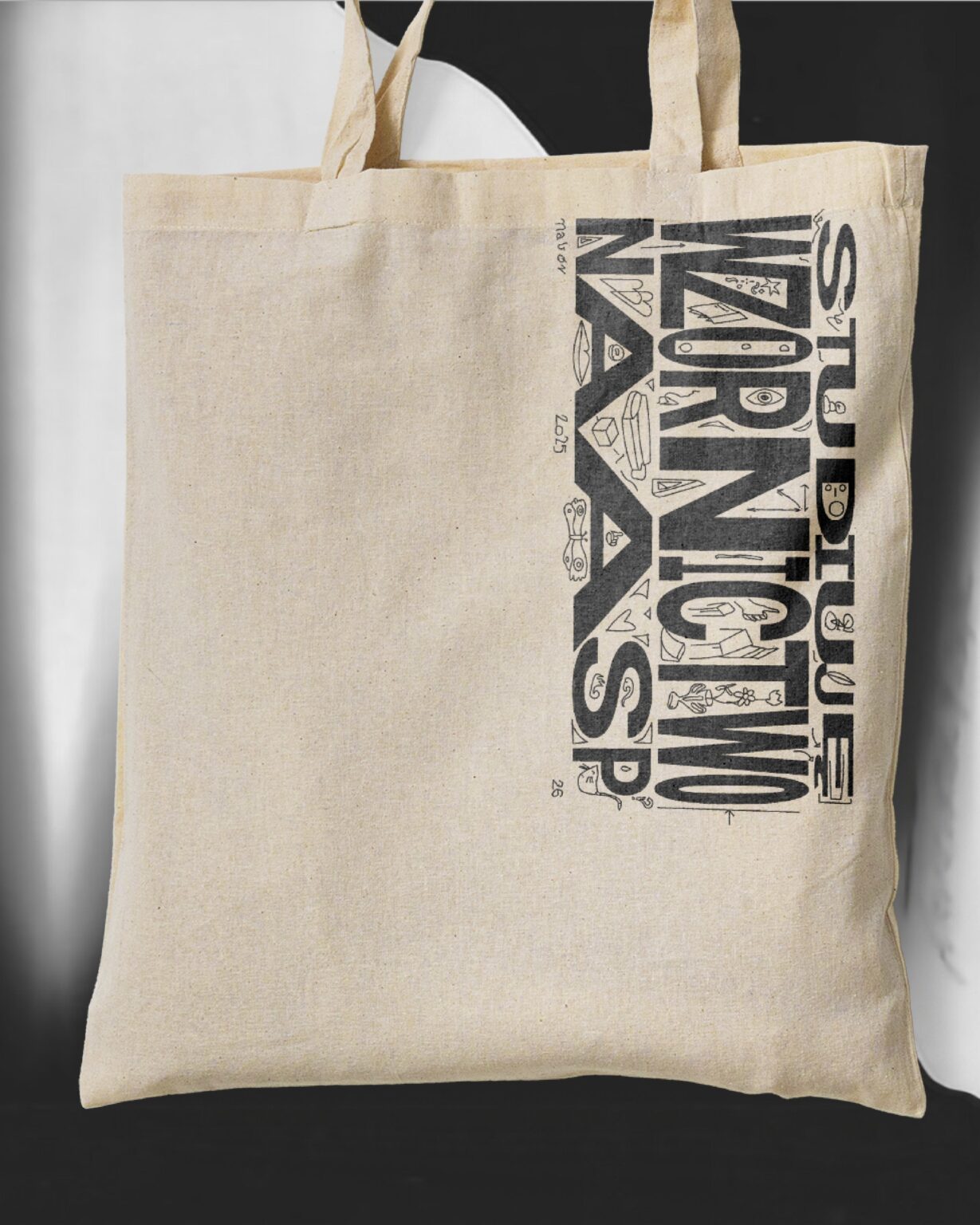 Torba wydziałowa dla naboru 2025/2026 z napisem: Studiuję Wzornictwo. Autor projektu nadruku: Franciszek Rząsa