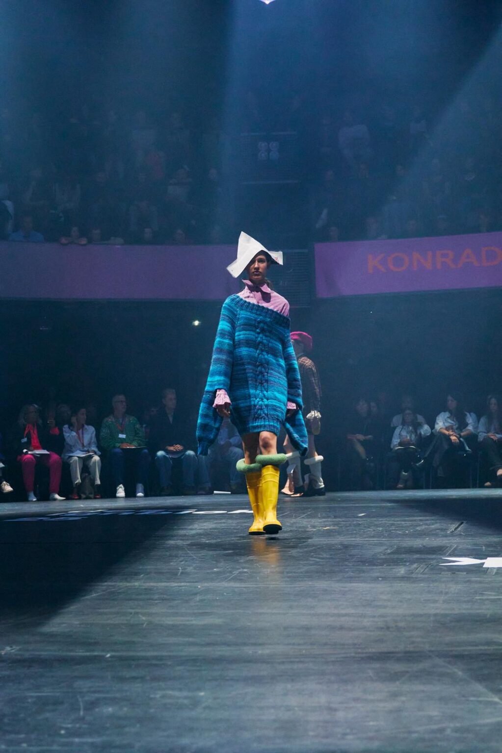 Kolekcja ubrań "Wild Before Seven" Konrada Sumery na pokazie mody w ramach Desingblok 2025 w Pradze