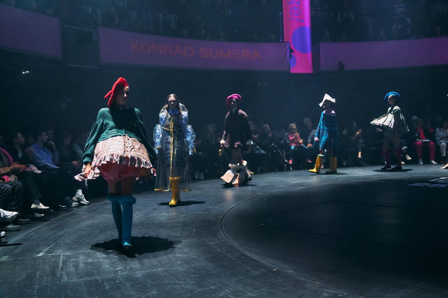 Kolekcja ubrań "Wild Before Seven" Konrada Sumery na pokazie mody w ramach Desingblok 2025 w Pradze