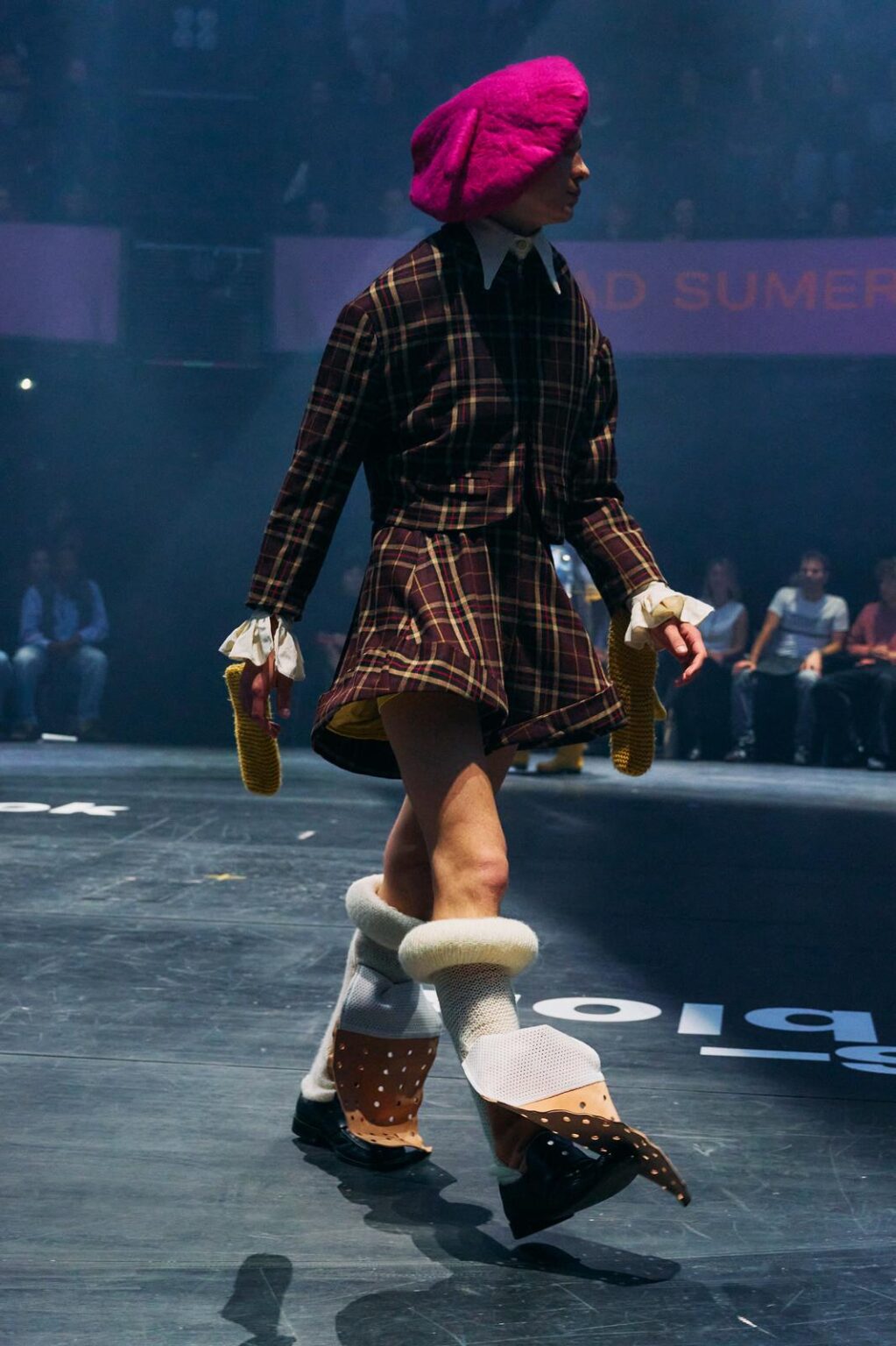 Kolekcja ubrań "Wild Before Seven" Konrada Sumery na pokazie mody w ramach Desingblok 2025 w Pradze