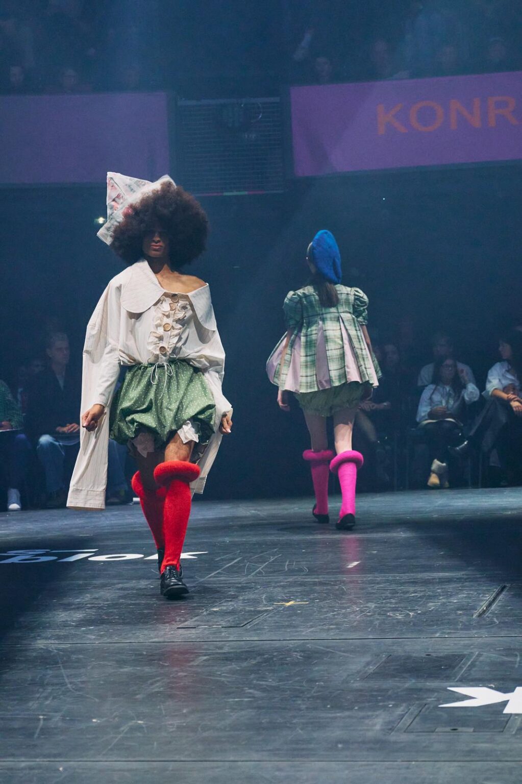 Kolekcja ubrań "Wild Before Seven" Konrada Sumery na pokazie mody w ramach Desingblok 2025 w Pradze