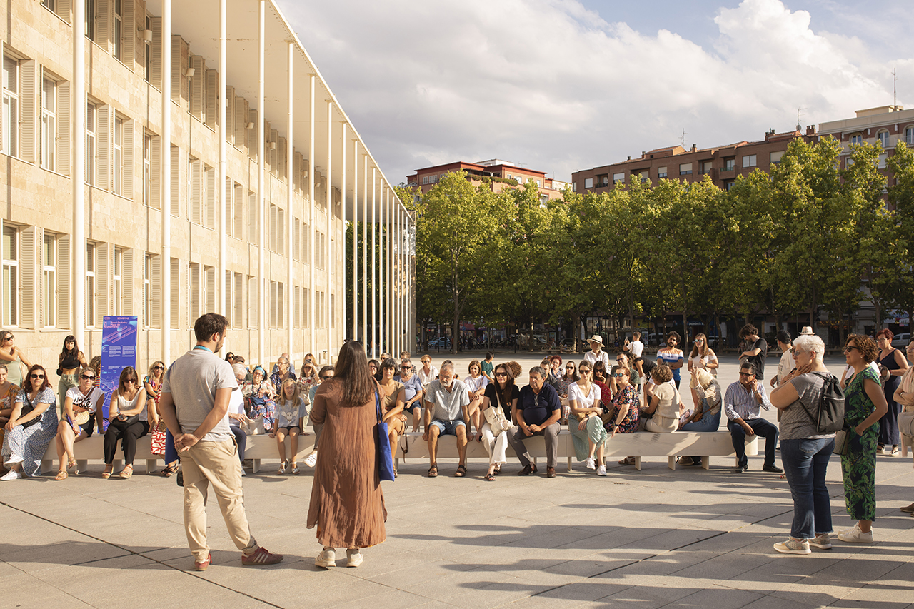 Zdjęcie przedstawiające ławki miejskie dla Placu Ratuszowego w Logroño w Hiszpanii. Autorem realizacji jest Paweł Grobelny.