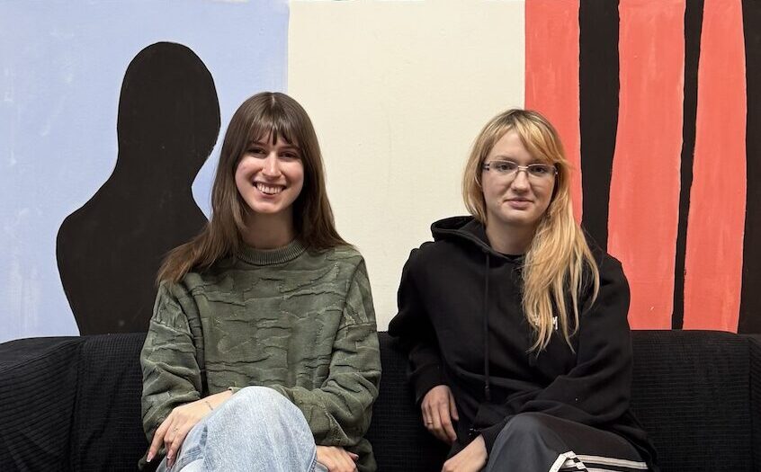 Zofia Wróblewska i Anna Abramek siedzące na kanapie na Wydziale Wzornictwa, fot. Aniela Gregorczuk