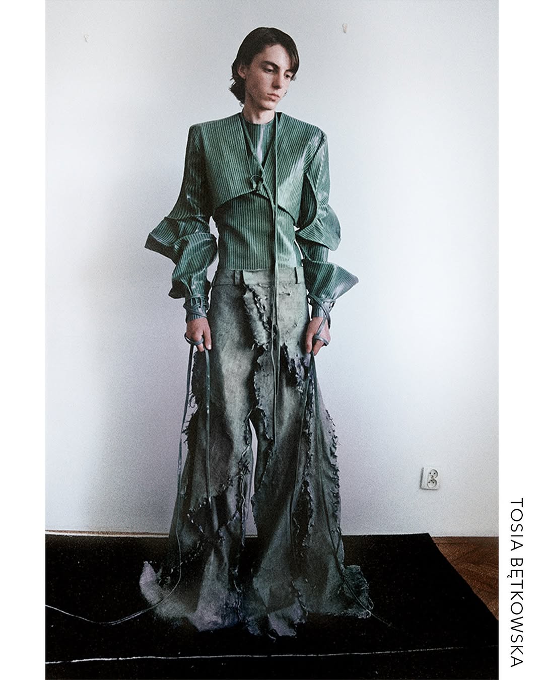 Tosia Bętkowska, „Mandragora – roślina, która chciała stać się człowiekiem”, dyplomowa kolekcja licencjacka