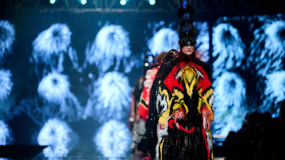 Pokaz kolekcji dyplomowej Huberta Pelca na gali konkursu Złota Nitka 2025