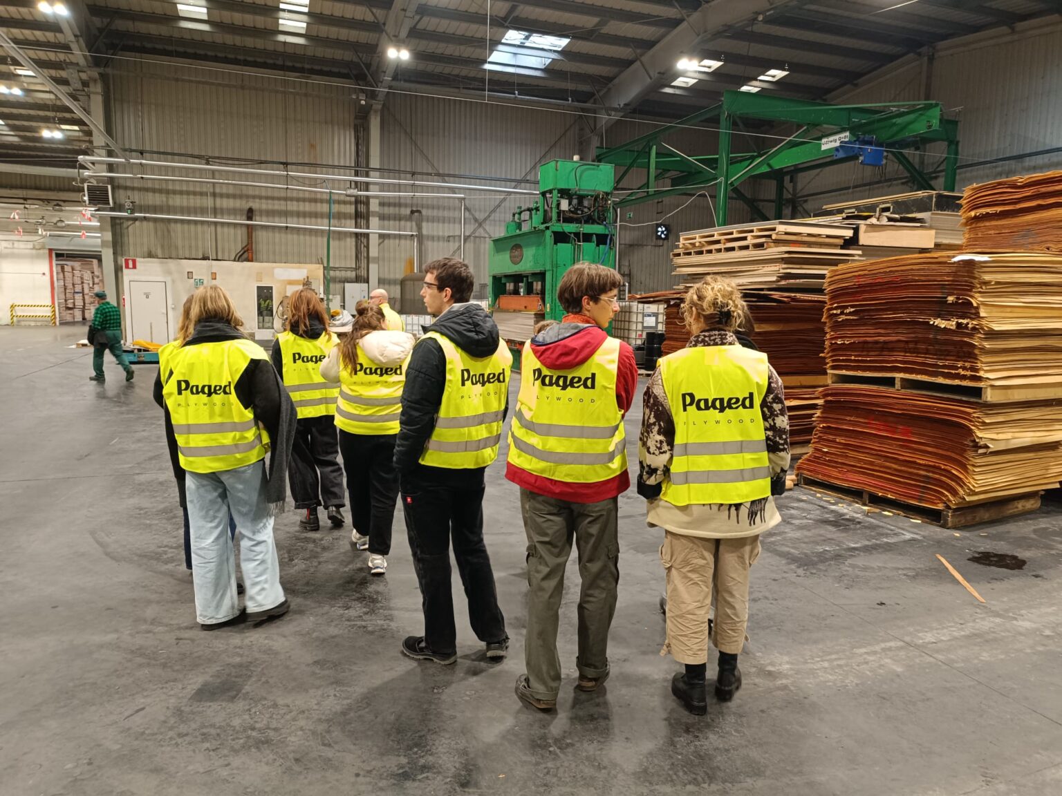 Studentki i studenci Eksperymentalnej Pracowni Drewna w zakładzie produkującym sklejki Paged Plywood w Piszu, fot. Paweł Jasiewicz