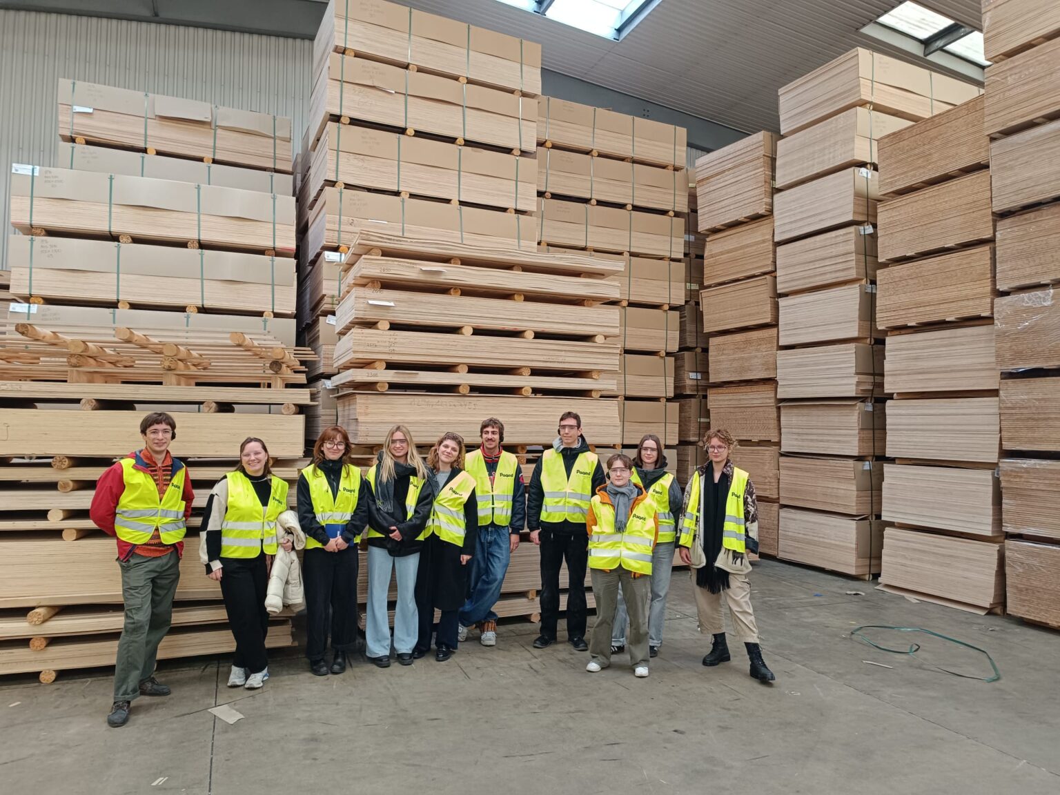 Studentki i studenci Eksperymentalnej Pracowni Drewna w zakładzie produkującym sklejki Paged Plywood w Piszu, fot. Paweł Jasiewicz