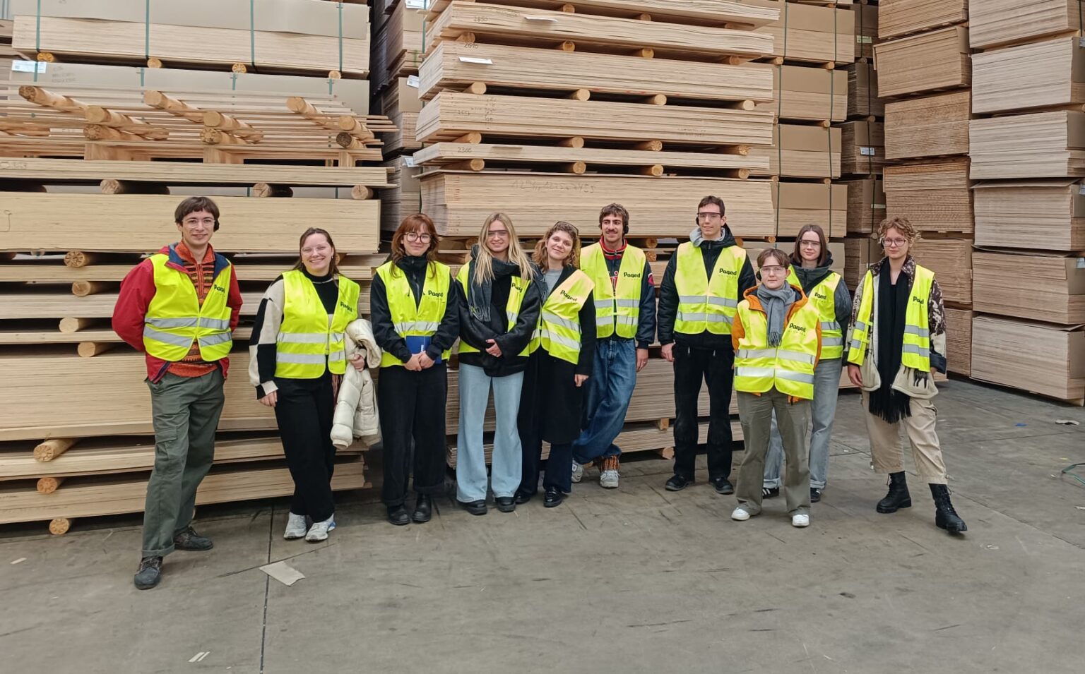 Studentki i studenci Eksperymentalnej Pracowni Drewna w zakładzie produkującym sklejki Paged Plywood w Piszu, fot. Paweł Jasiewicz