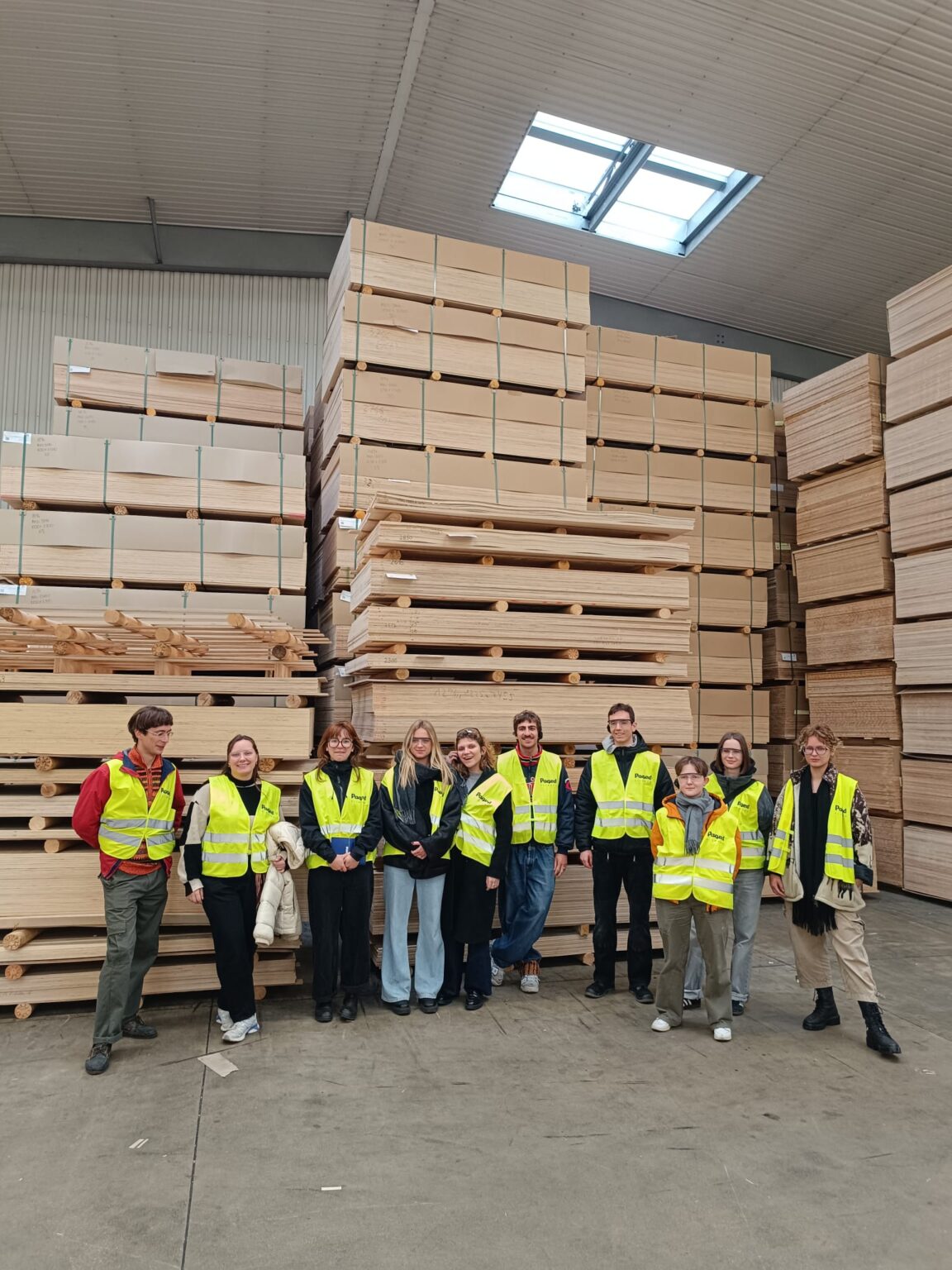 Studentki i studenci Eksperymentalnej Pracowni Drewna w zakładzie produkującym sklejki Paged Plywood w Piszu, fot. Paweł Jasiewicz
