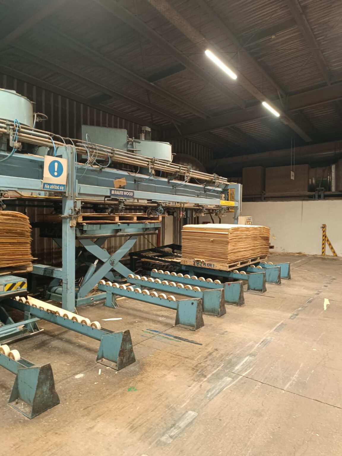 Studentki i studenci Eksperymentalnej Pracowni Drewna w zakładzie produkującym sklejki Paged Plywood w Piszu, fot. Paweł Jasiewicz