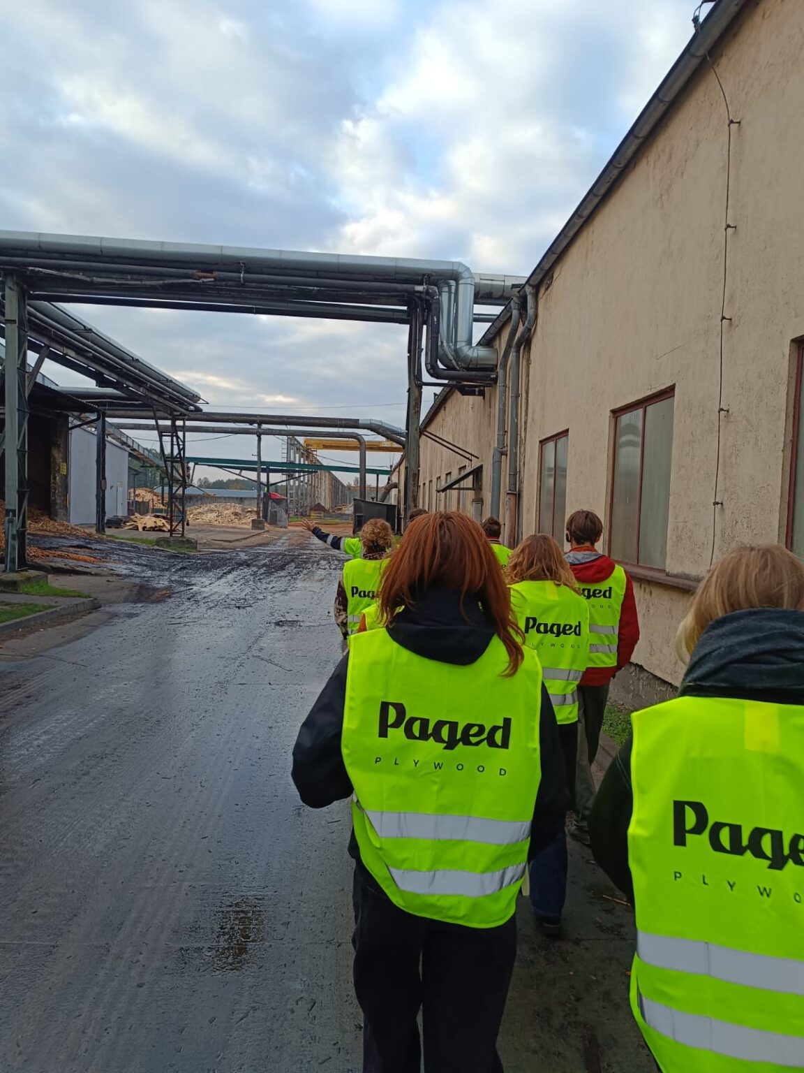 Studentki i studenci Eksperymentalnej Pracowni Drewna w zakładzie produkującym sklejki Paged Plywood w Piszu, fot. Paweł Jasiewicz