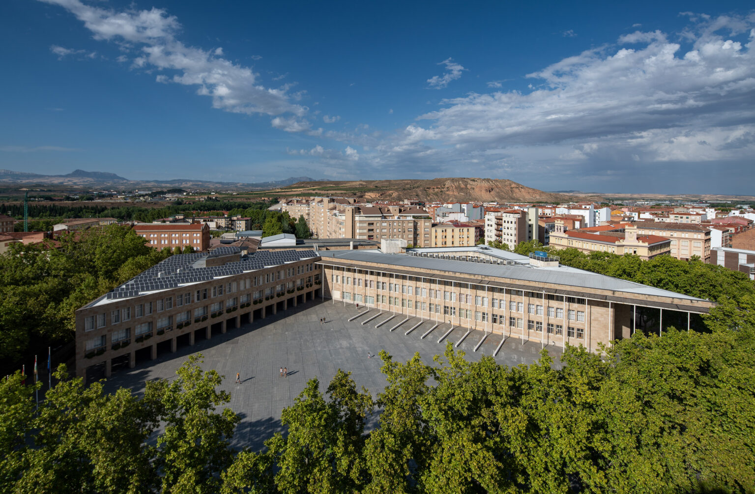 Zdjęcie przedstawiające ławki miejskie dla Placu Ratuszowego w Logroño w Hiszpanii. Autorem realizacji jest Paweł Grobelny.
