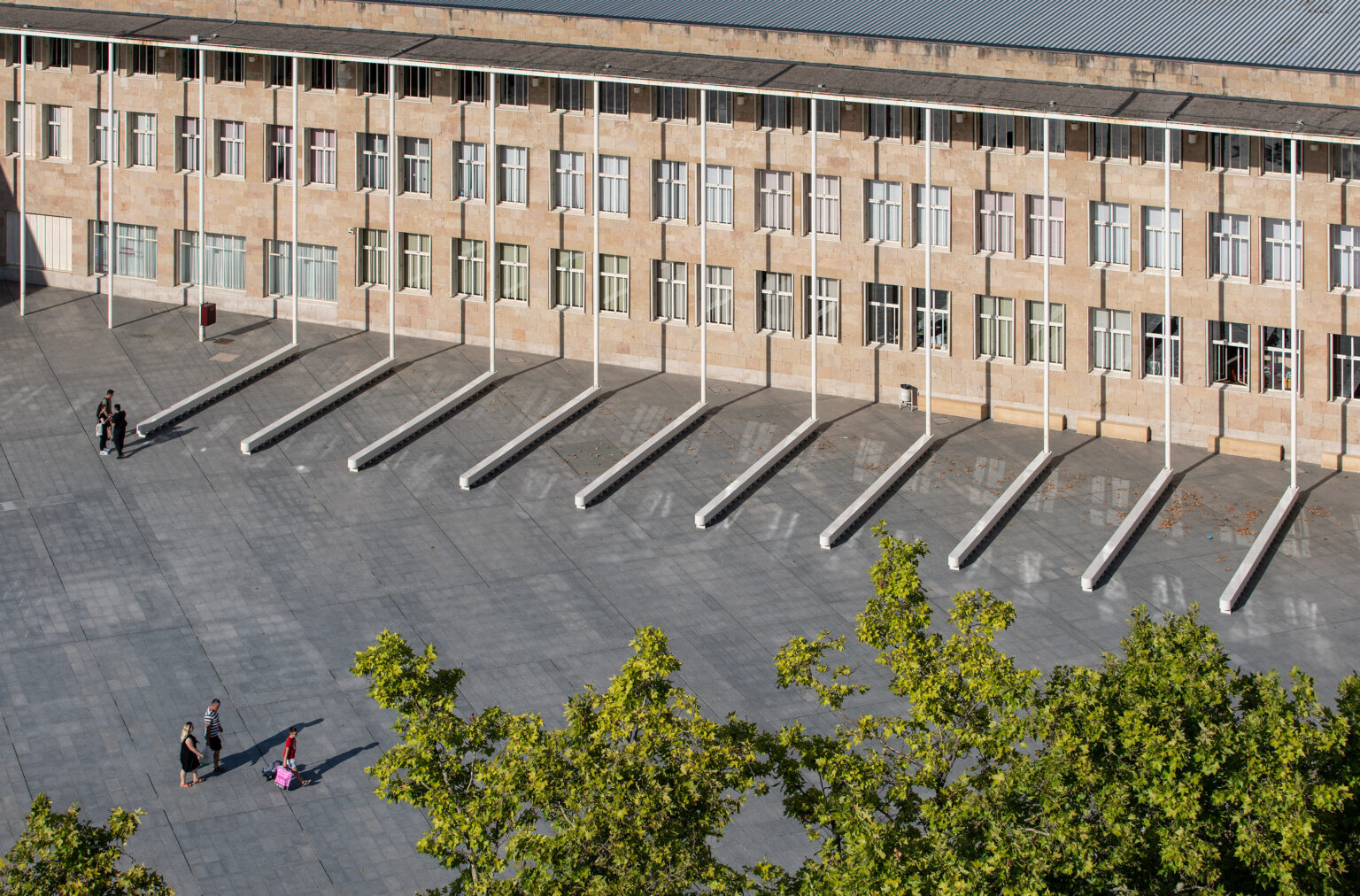 Zdjęcie przedstawiające ławki miejskie dla Placu Ratuszowego w Logroño w Hiszpanii. Autorem realizacji jest Paweł Grobelny.