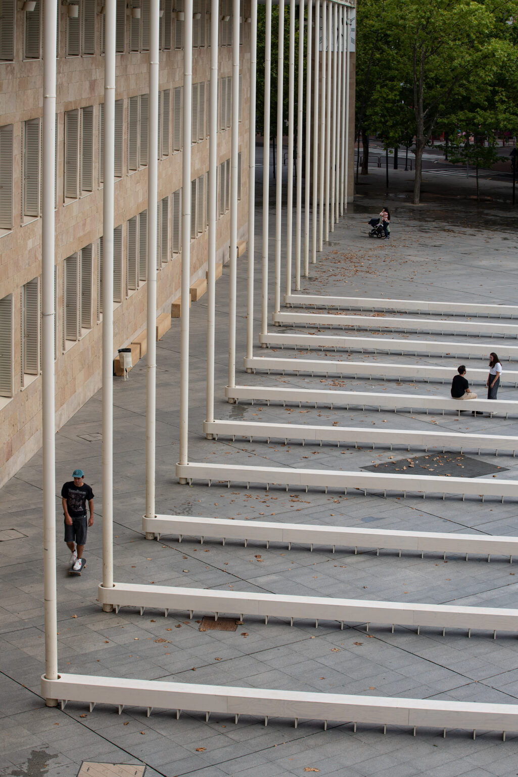 Zdjęcie przedstawiające ławki miejskie dla Placu Ratuszowego w Logroño w Hiszpanii. Autorem realizacji jest Paweł Grobelny.