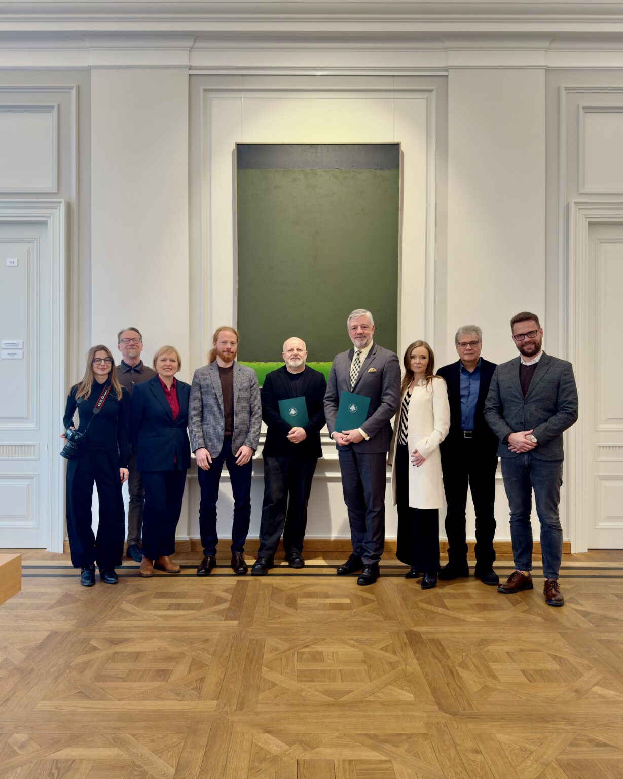 Od lewej: Martyna Mulska – Junior Graphic Designer (fotografka spotkania), Jacek Piątkowski – Starszy Specjalista ds. komunikacji i mediów, Agata Dobrowolska – Starszy Specjalista ds. projektów społecznych, Radosław Malicki – Ekspert ds. techniki taboru, prof. Błażej Ostoja Lniski – Rektor ASP, dr Filip Czernicki – Prezes Zarządu spółki CPK, Joanna Bryx-Ogrodnik – Dyrektor Biura Inwestycji Rozwojowych, prof. Grzegorz Niwiński – Dziekan Wydziału Wzornictwa, dr hab. Dariusz Kowalski – Koordynator ds. projektów edukacyjnych, fot. Agnieszka Sural