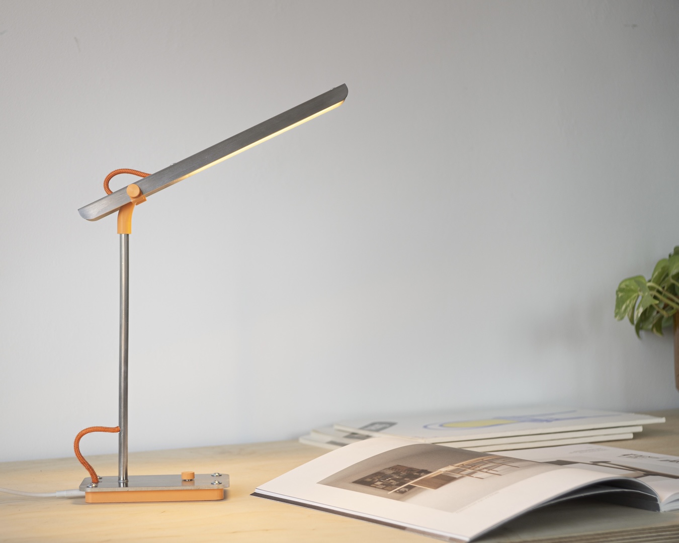 Maciej Nowak-Buczyński, Barnaba Perepłyś / Sady Studio, biurkowa lampka z serii „Żuraw”