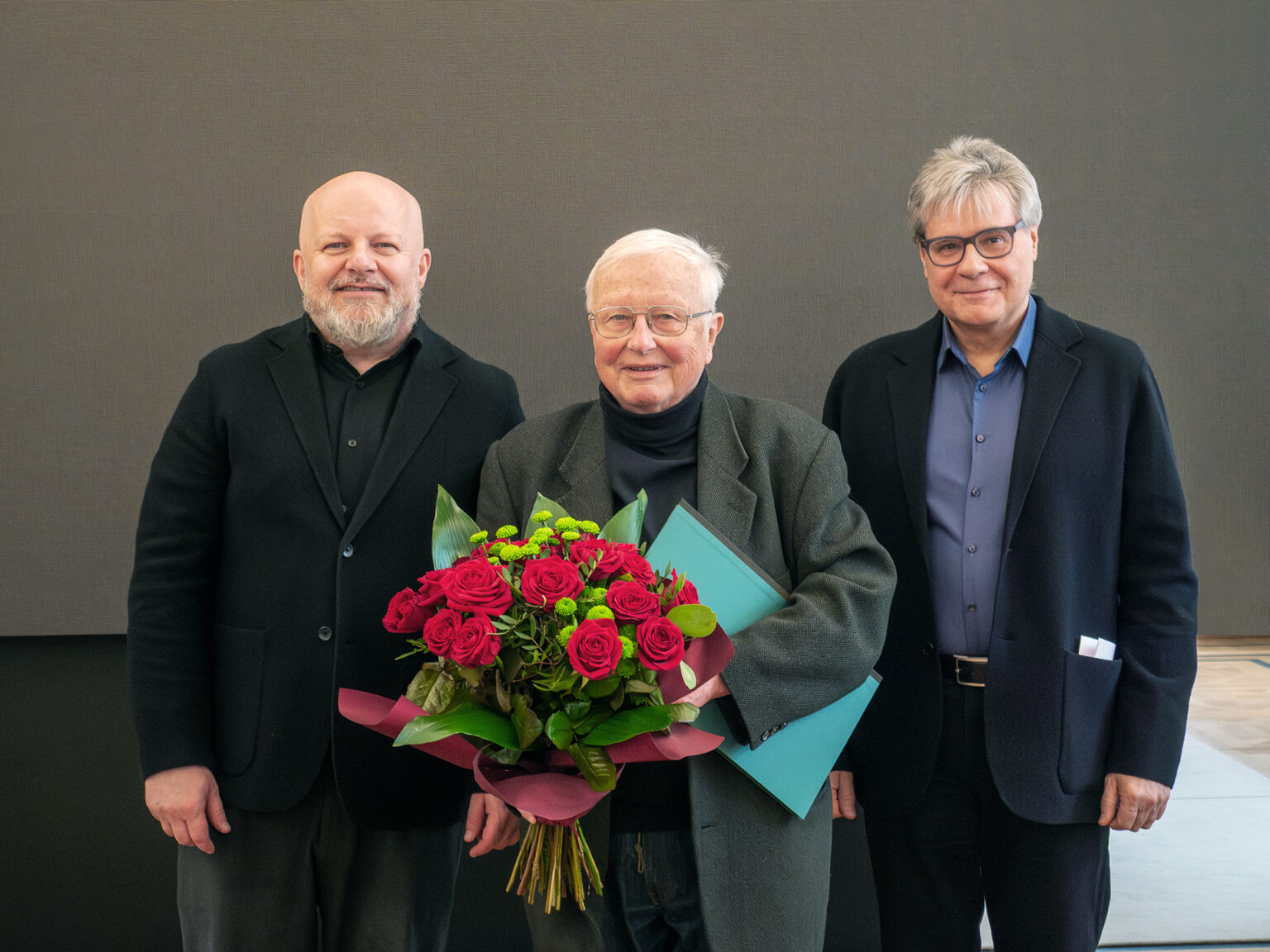 Na zdjęciu od lewej: prof. Błażej Ostoja Lniski – rektor ASP w Warszawie, prof. Wojciech Wybieralski oraz prof. Grzegorz Niwiński – Dziekan Wydziału Wzornictwa ASP w Warszawie