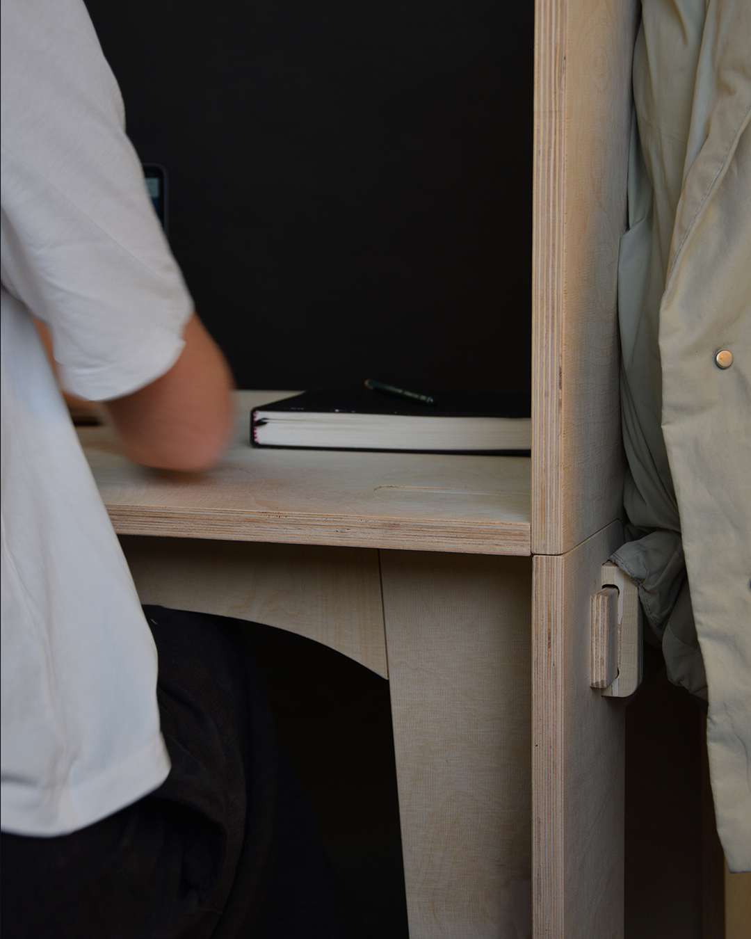 Eryk Dzido i Leszek Mróz, Stanowisko pracy dla jednej osoby