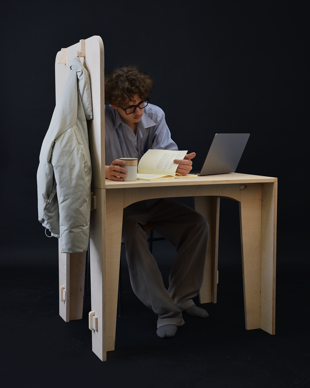 Eryk Dzido i Leszek Mróz, Stanowisko pracy dla jednej osoby, model: Jerzy Smoczyński